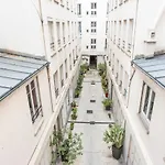 Design Studio Near Metro And Eiffel Tower