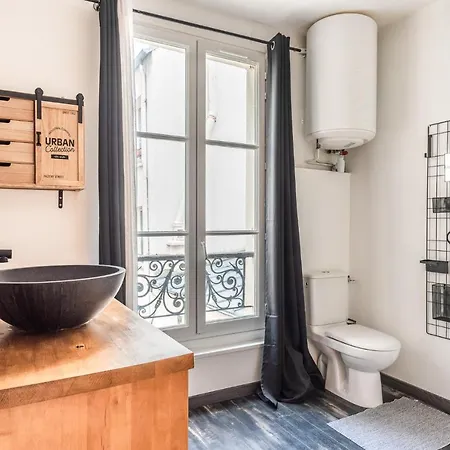 Design Near Metro And Eiffel Tower Apartment